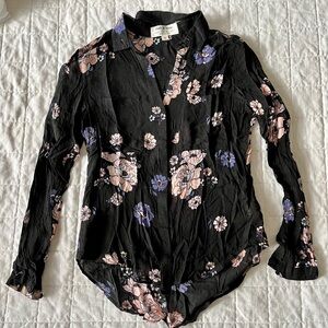 Cloth & Stone long sleeved collared buttondown shirt. Size xs.